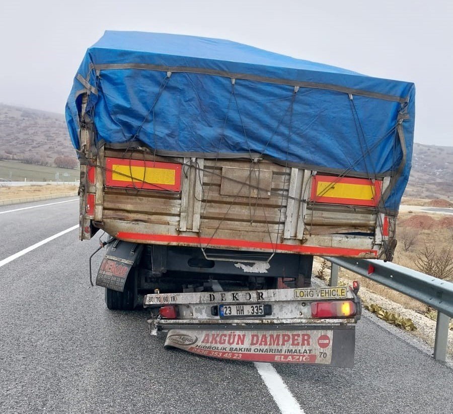 Otomobil ile tır çarpıştı: 2 yaralı