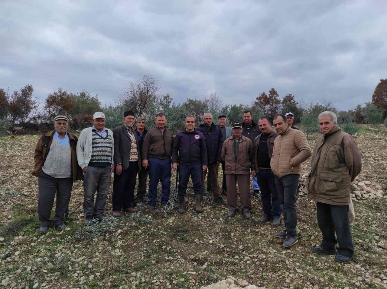 Kurum müdürü vatandaşlara ağaç budamasını öğretiyor