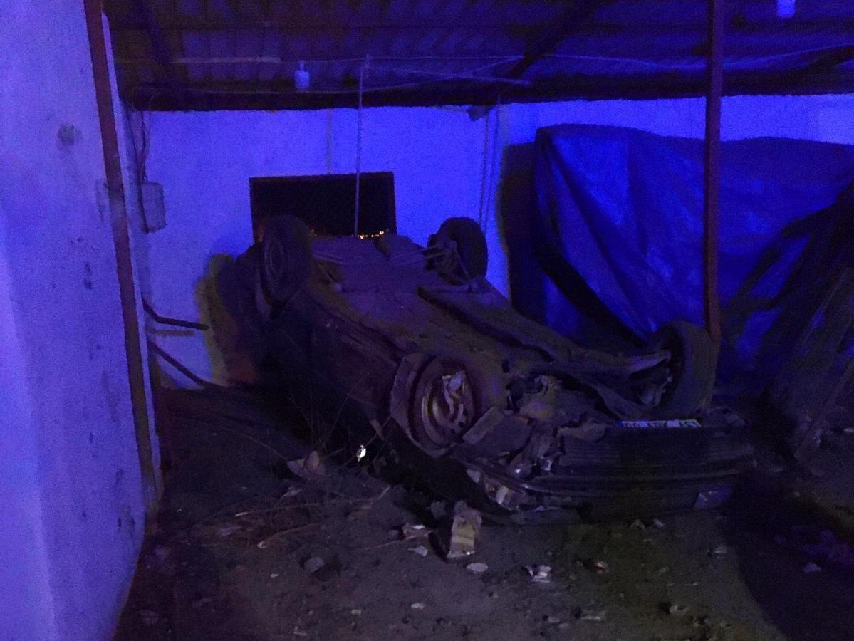 Osmaniye’de takla atan otomobil iş yerine girdi