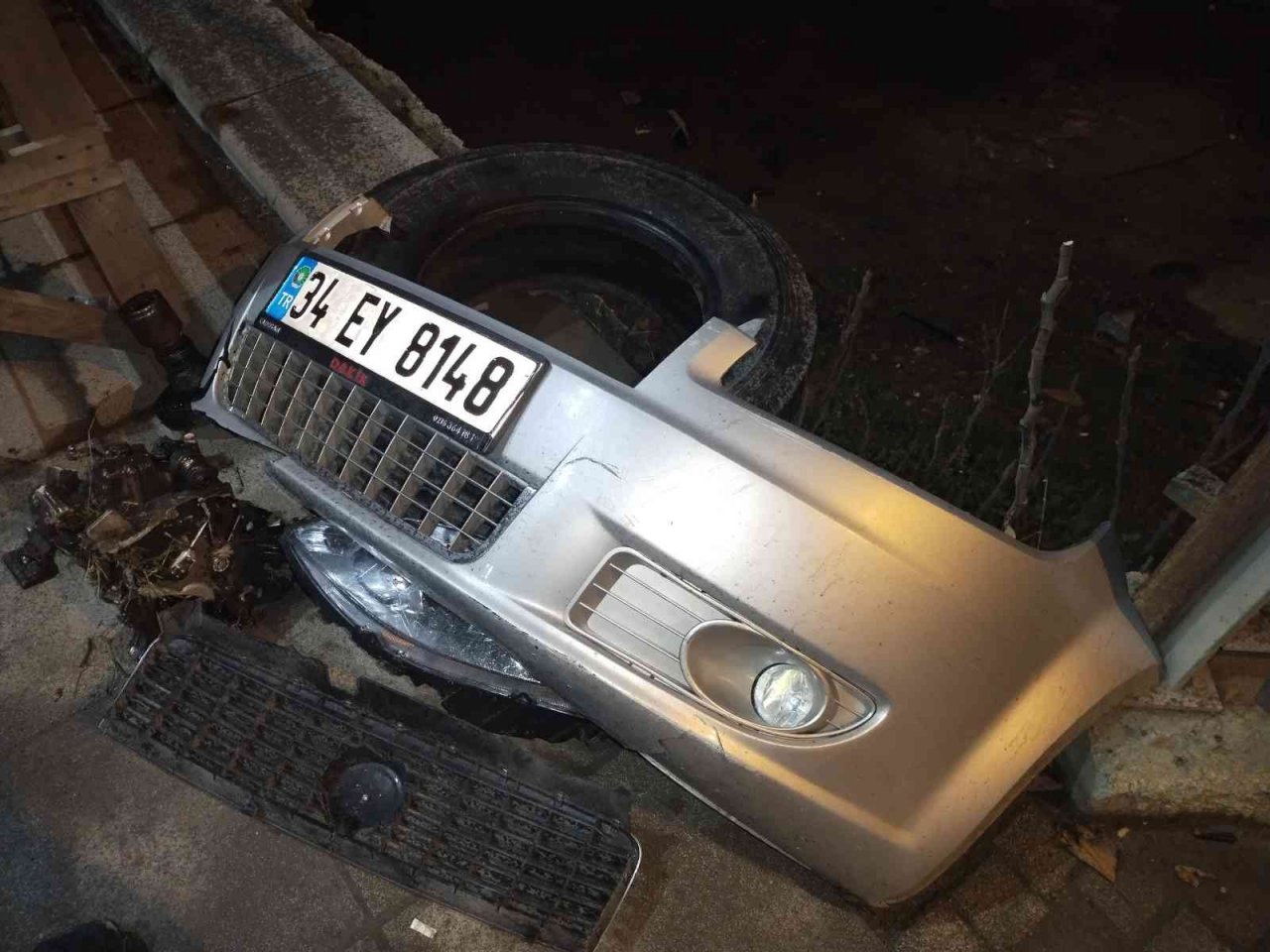 Sancaktepe’de kontrolden çıkan otomobil şarampole düştü: 2 yaralı