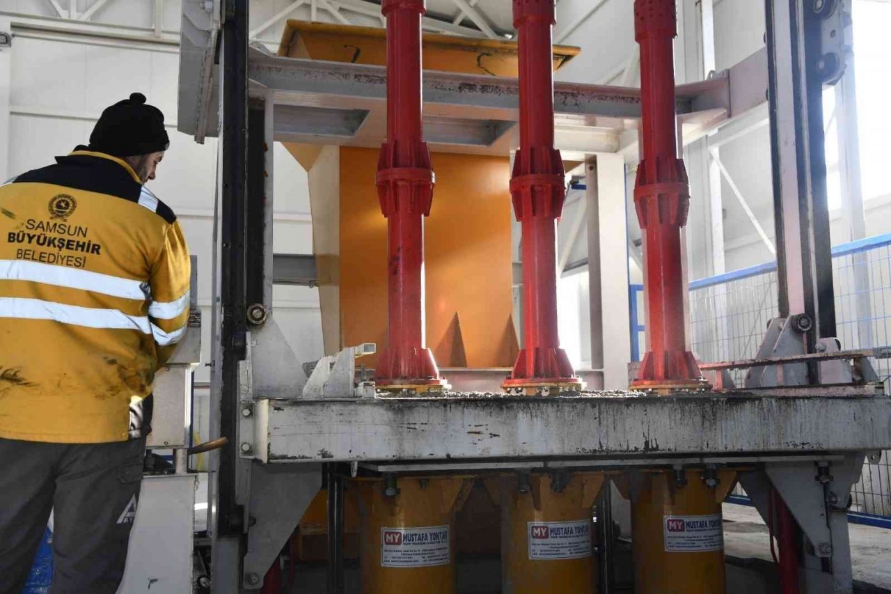 Samsun’da kurulan kilit parke ve beton boru tesisi seri üretime geçti