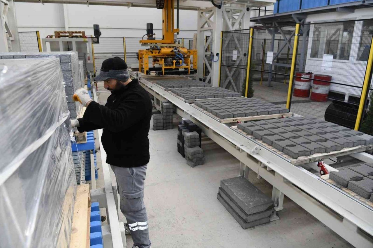 Samsun’da kurulan kilit parke ve beton boru tesisi seri üretime geçti