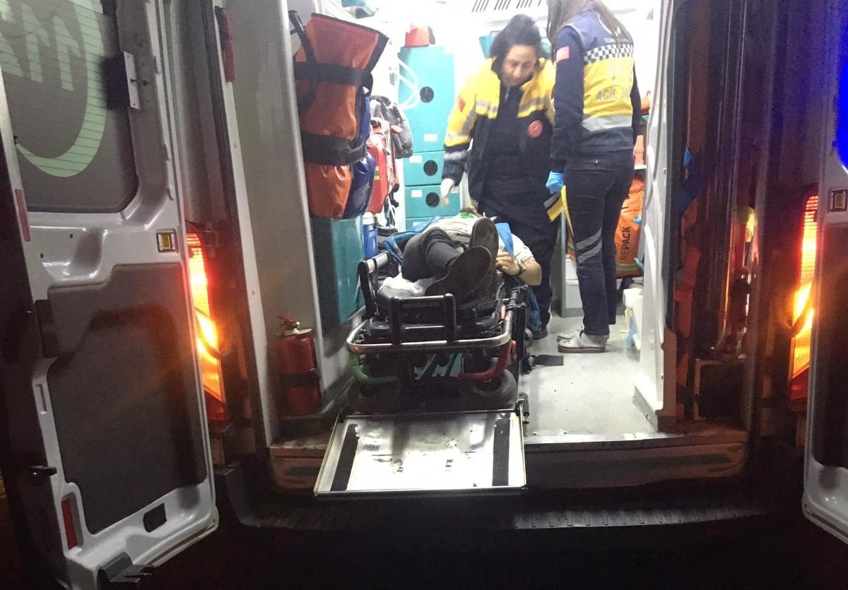 Osmaniye’de takla atan otomobil iş yerine girdi