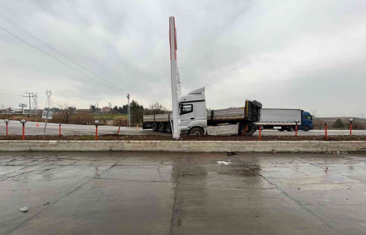 Aynı virajda 4 günde 2’nci tır kazası