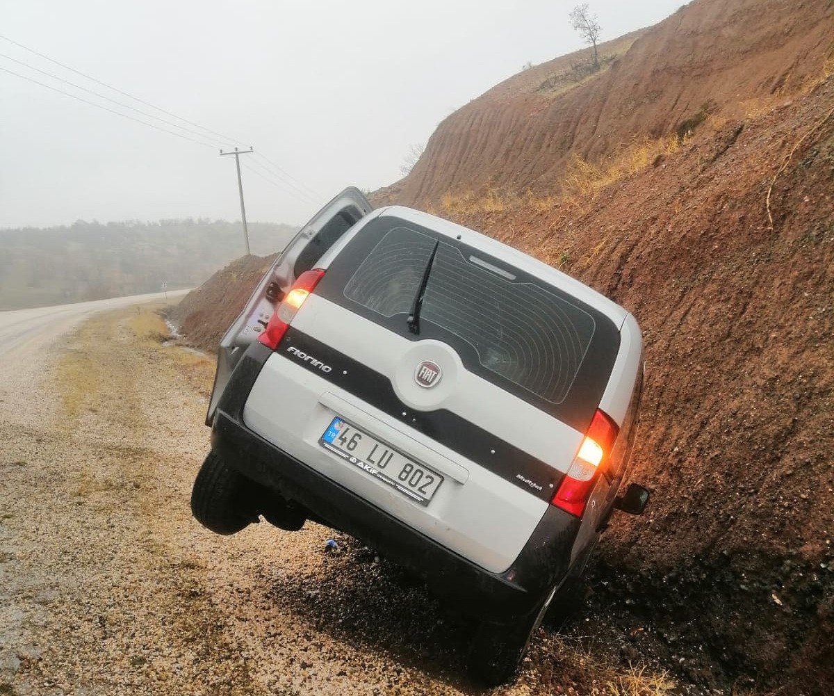 Hafif ticari araç şarampole devrildi: 3 yaralı