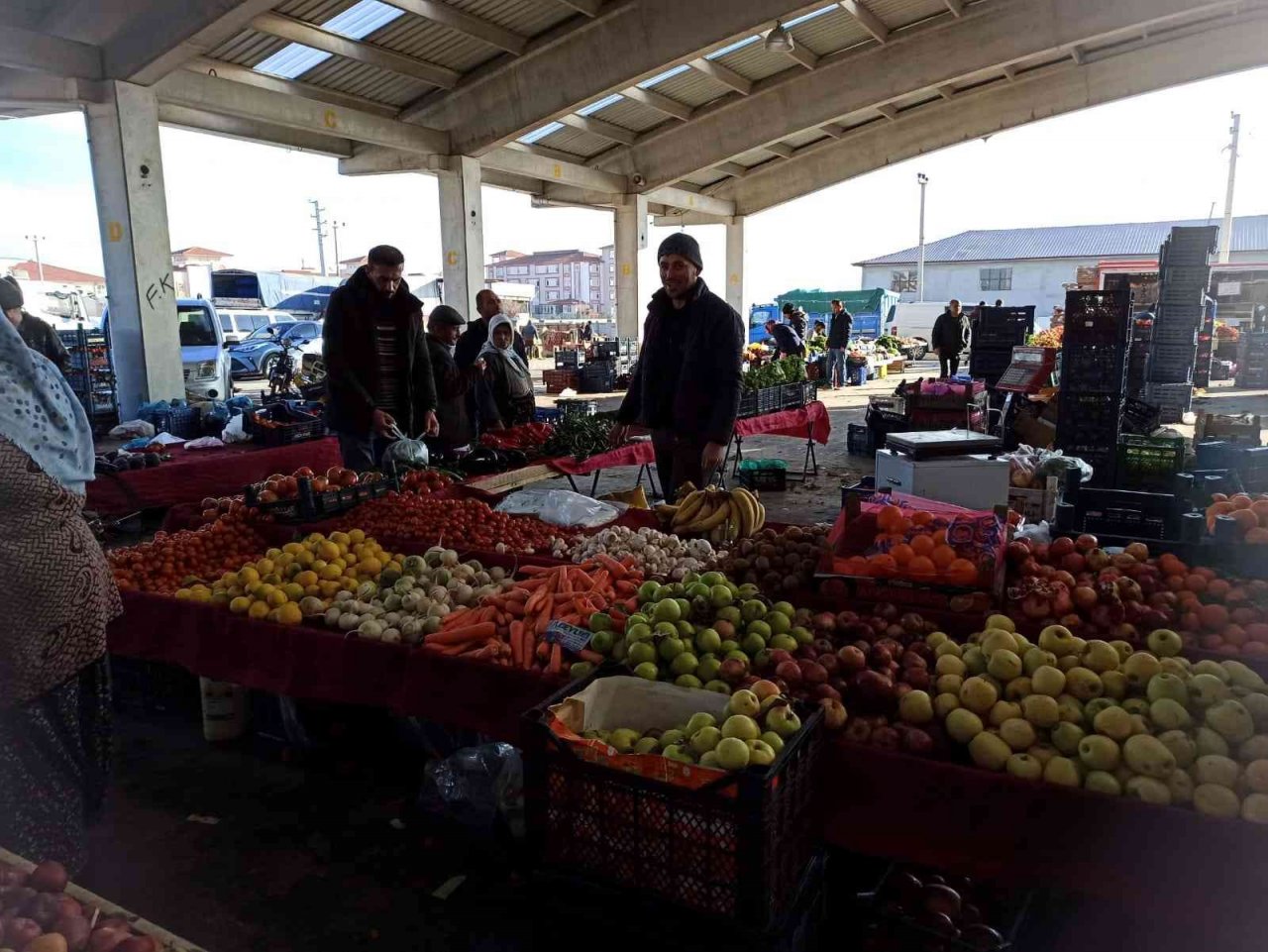 Semt pazarlarında fiyatlar düştü, vatandaş rahat nefes aldı