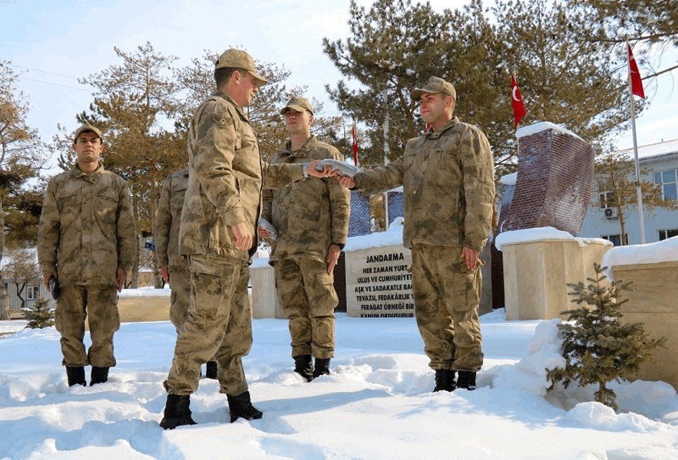 Elleri ile ördüğü çorapları Mehmetçiğe gönderdi