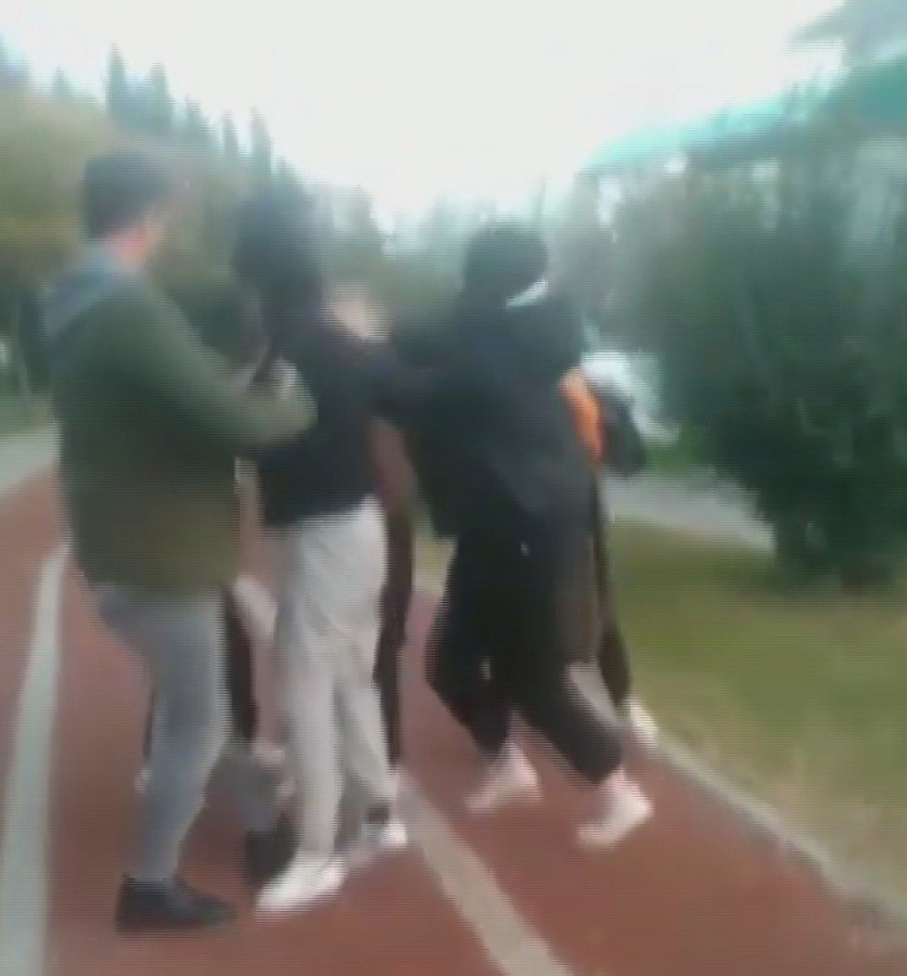 Aralarına aldıkları arkadaşlarını öldüresiye dövdüler