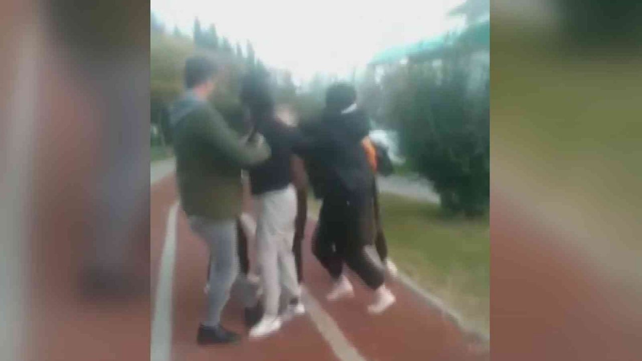 Aralarına aldıkları arkadaşlarını öldüresiye dövdüler