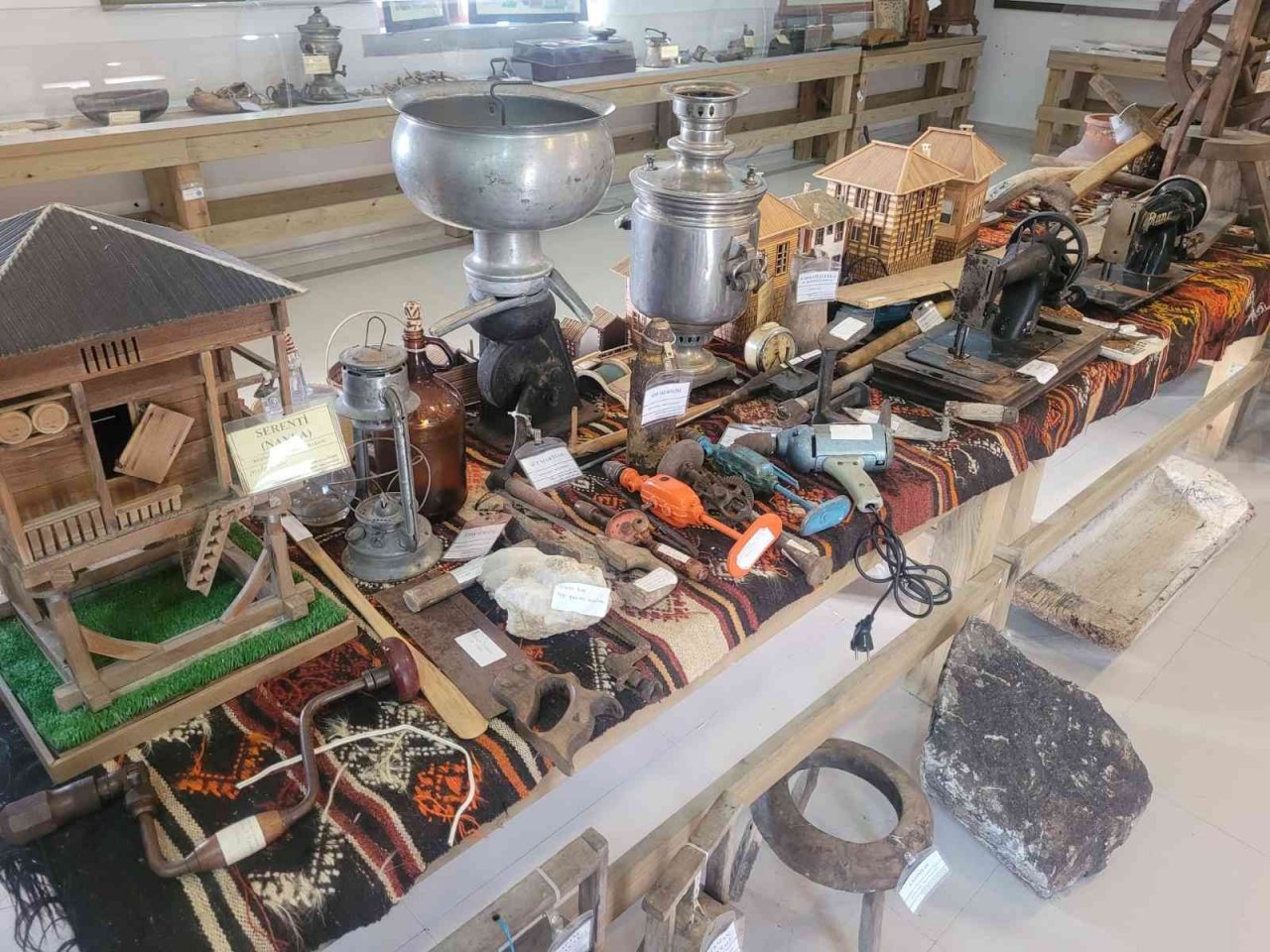 Müzede sergilenen patlamamış bomba paniğe neden oldu