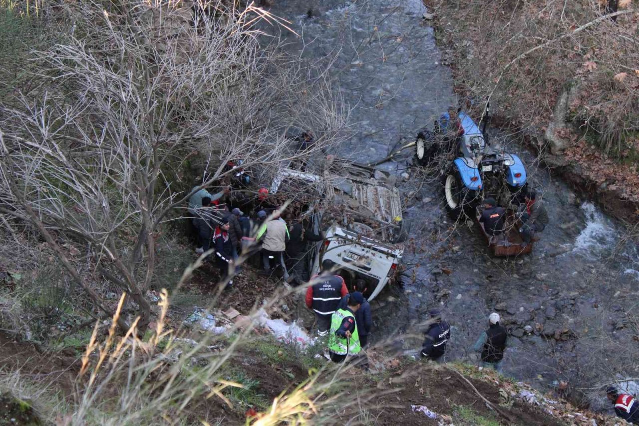 40 metrelik uçurumdan uçtular