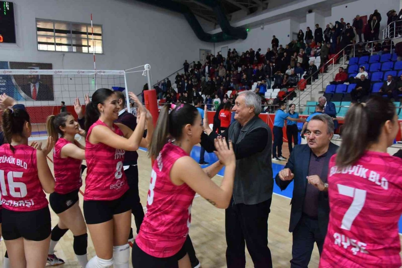 TVF Bayanlar 2. Lig: Bozüyük Belediyesi Eğitim Spor: 3 - Bilecik Belediye Spor: 0