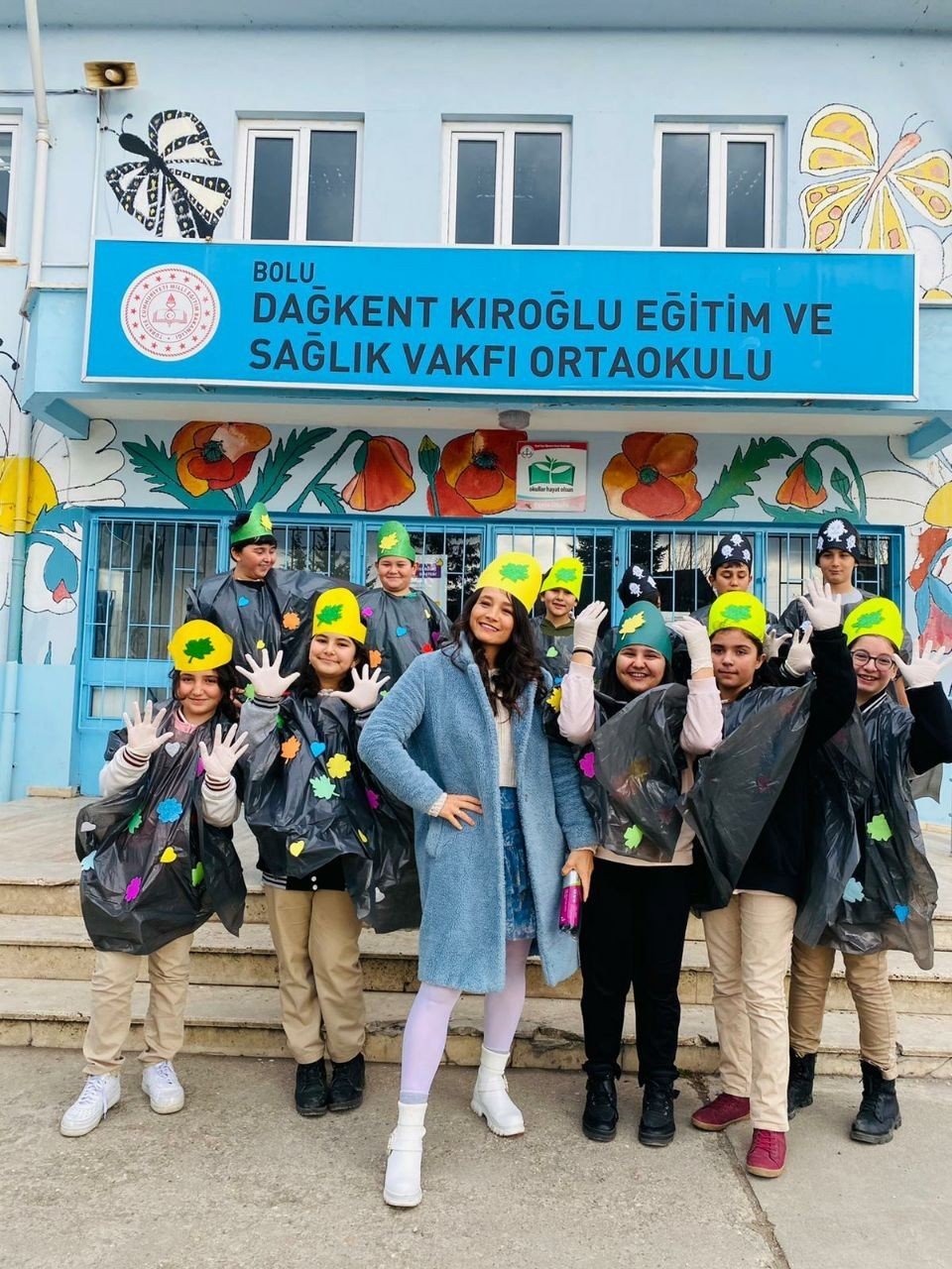 Öğrenciler çöp toplamak için kolları sıvadı