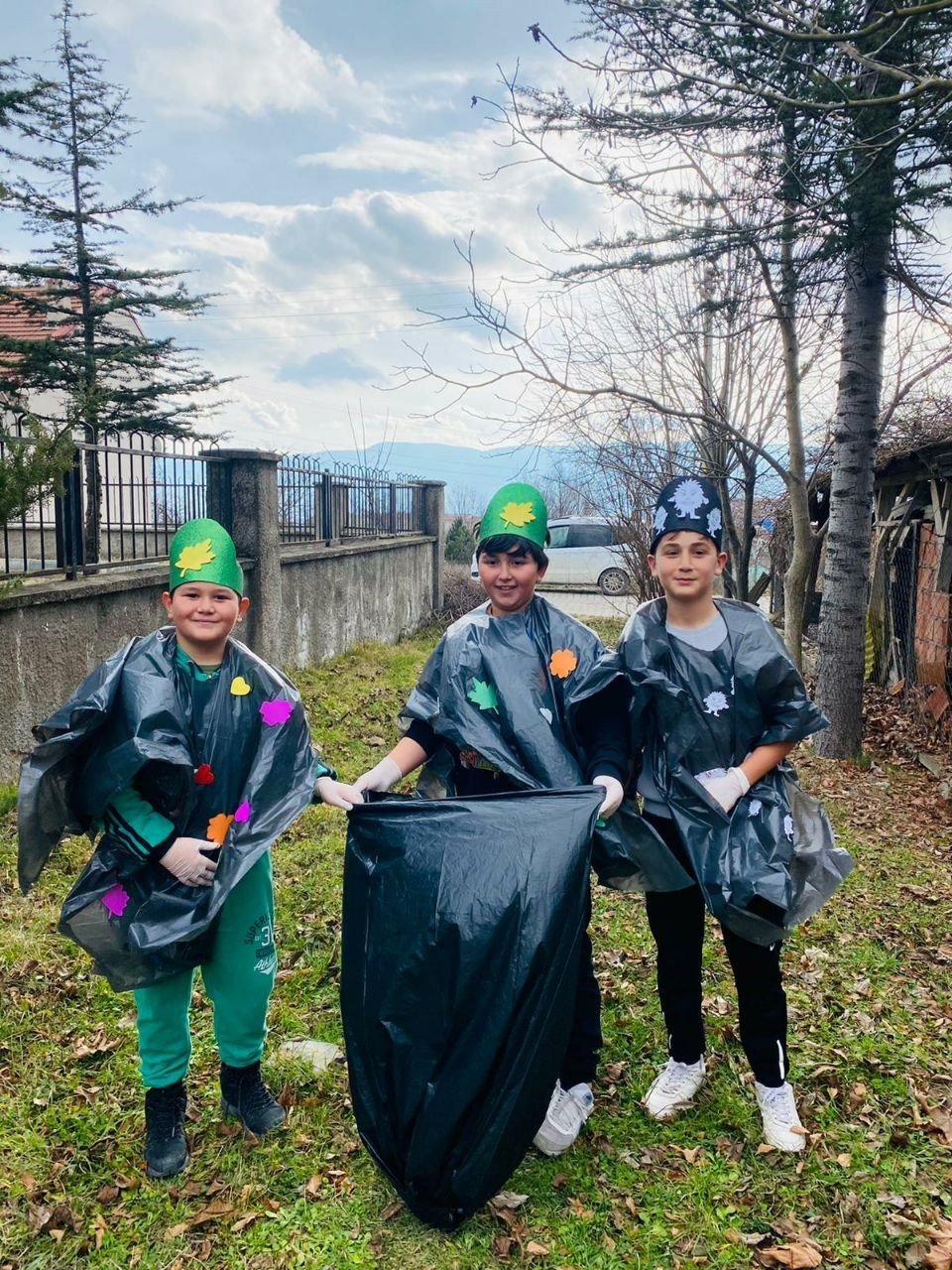 Öğrenciler çöp toplamak için kolları sıvadı