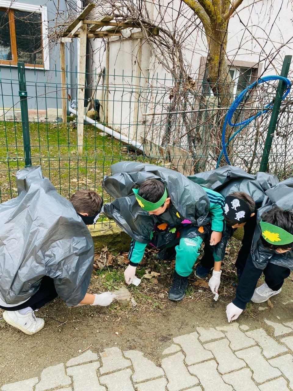 Öğrenciler çöp toplamak için kolları sıvadı