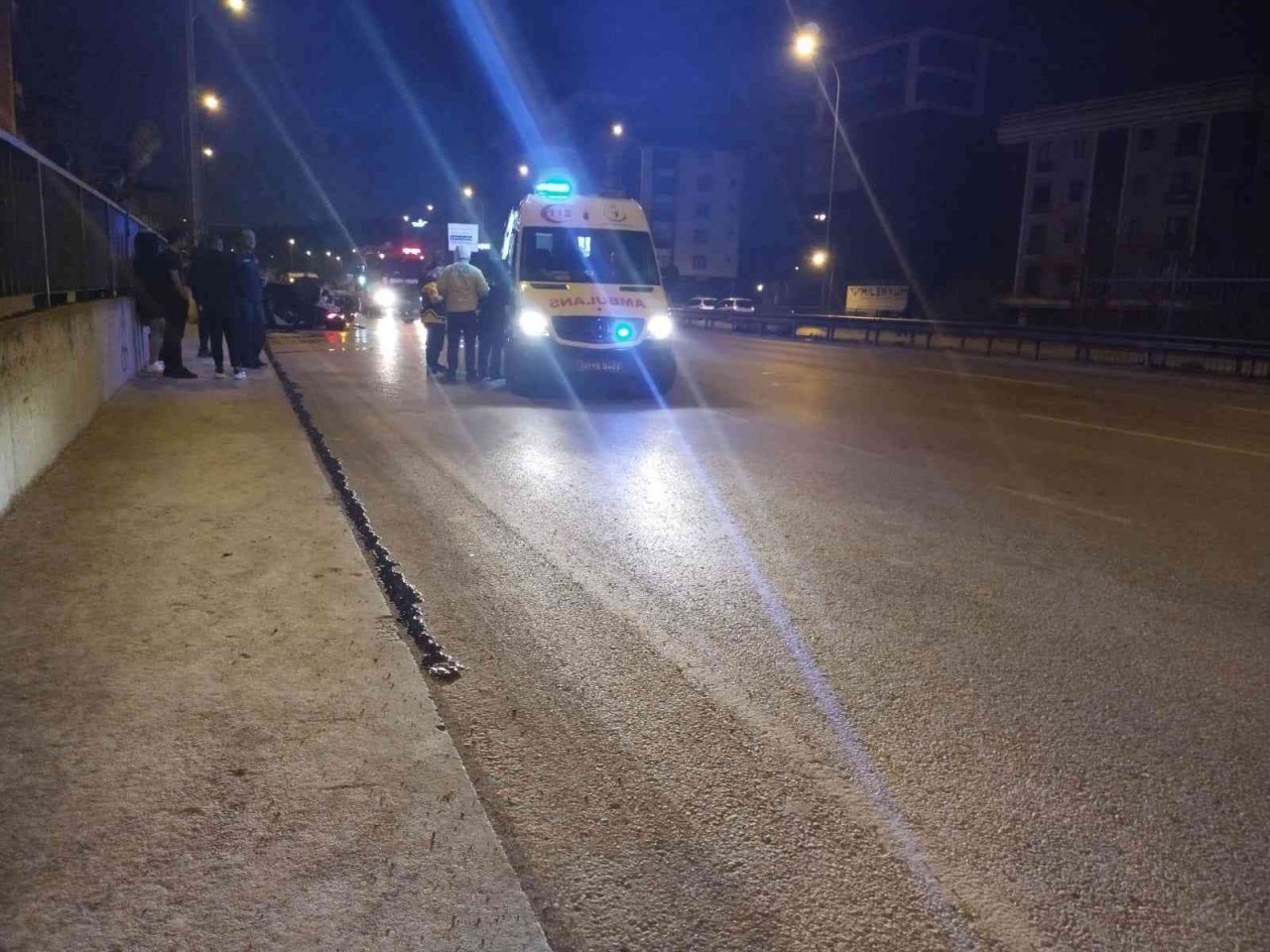Çekmeköy’de kontrolden çıkıp takla atan aracın motoru yola fırladı: 3 yaralı
