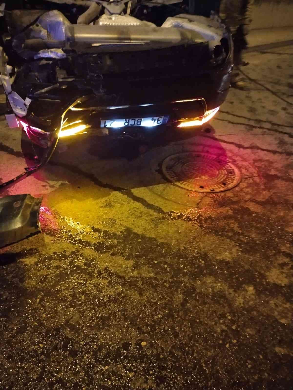 Çekmeköy’de kontrolden çıkıp takla atan aracın motoru yola fırladı: 3 yaralı