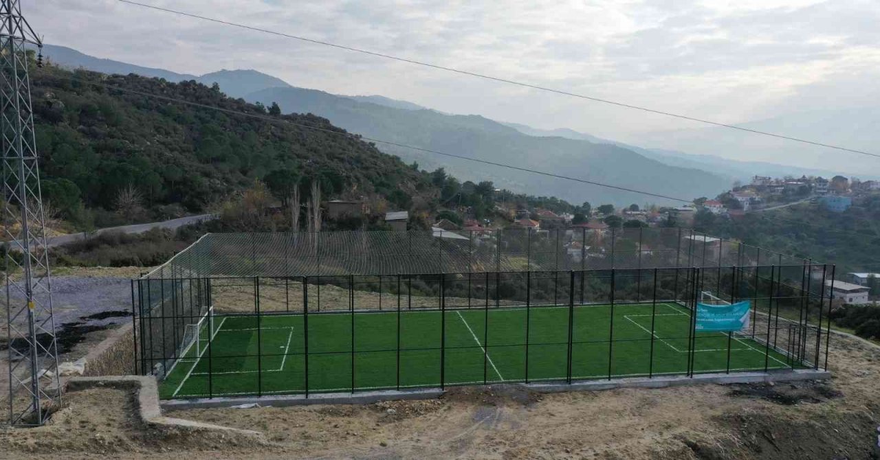 Çine’de 3 mahalle yeni halı sahaya kavuştu