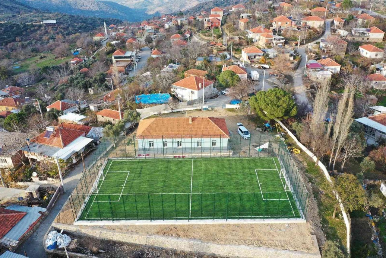 Çine’de 3 mahalle yeni halı sahaya kavuştu