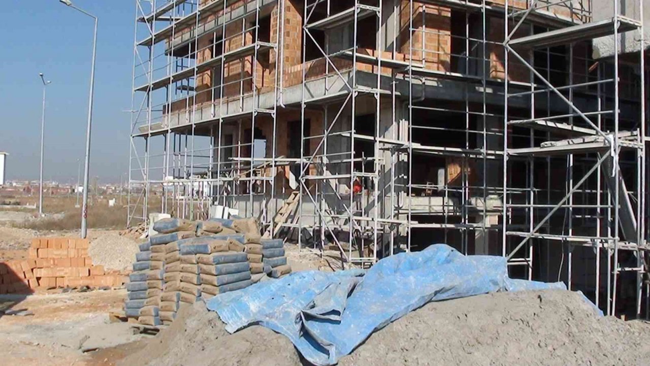 İnşaattan düşen işçisi yaralandı