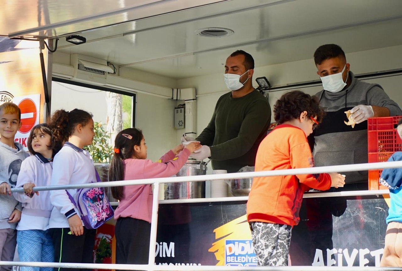 Didim Belediyesi2nden “Okullara 1 Öğün Ücretsiz Yemek” kampanyasına destek