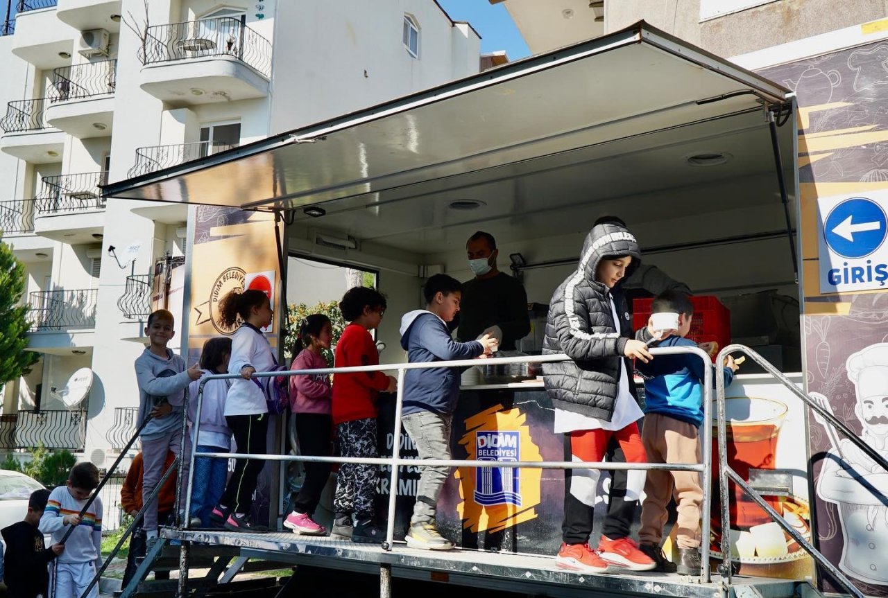 Didim Belediyesi2nden “Okullara 1 Öğün Ücretsiz Yemek” kampanyasına destek