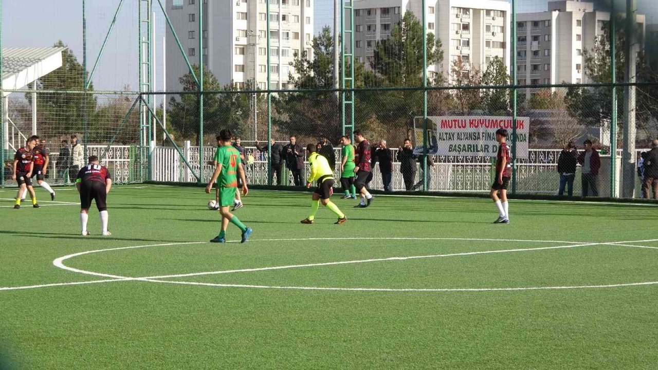 Diyarbakırlı kuyumcuların futbol turnuvasında kupa ’altın kaplama’
