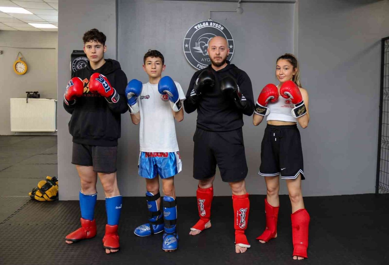 Eskişehir’den 4 genç sporcu Türkiye Kickboks Şampiyonası’nda mücadele edecek