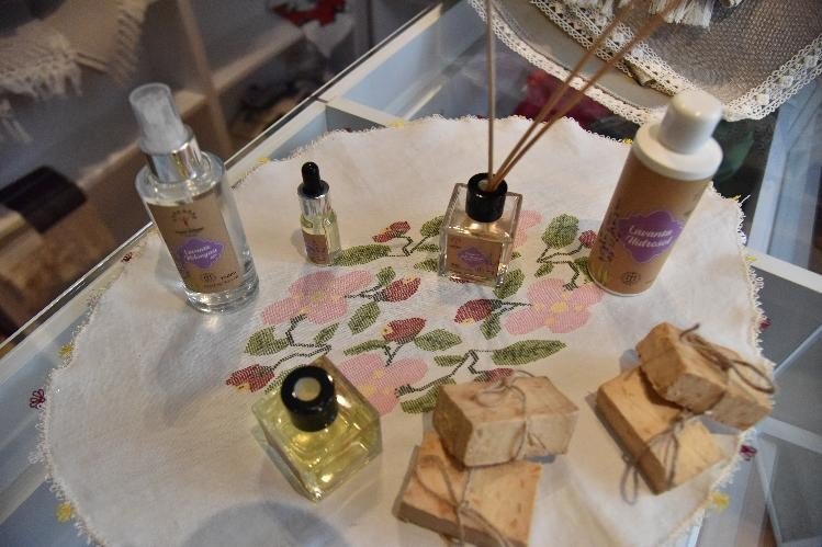 Hasat edilen lavantalardan sabun, kolonya, lavanta yağı ve tonik üretildi