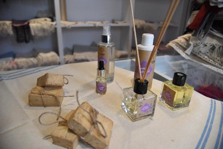 Hasat edilen lavantalardan sabun, kolonya, lavanta yağı ve tonik üretildi