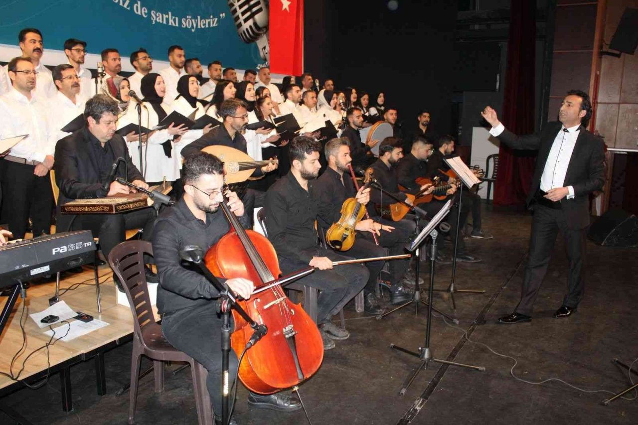 Kahta’daki öğretmenler korosu izleyicisinden tam not aldı