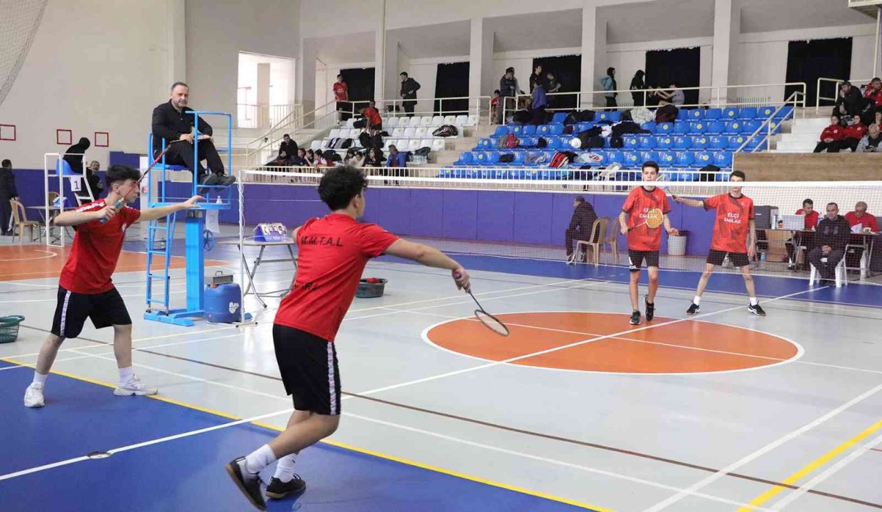 Badminton grup müsabakalarında finale yükselen takımlar belli oldu