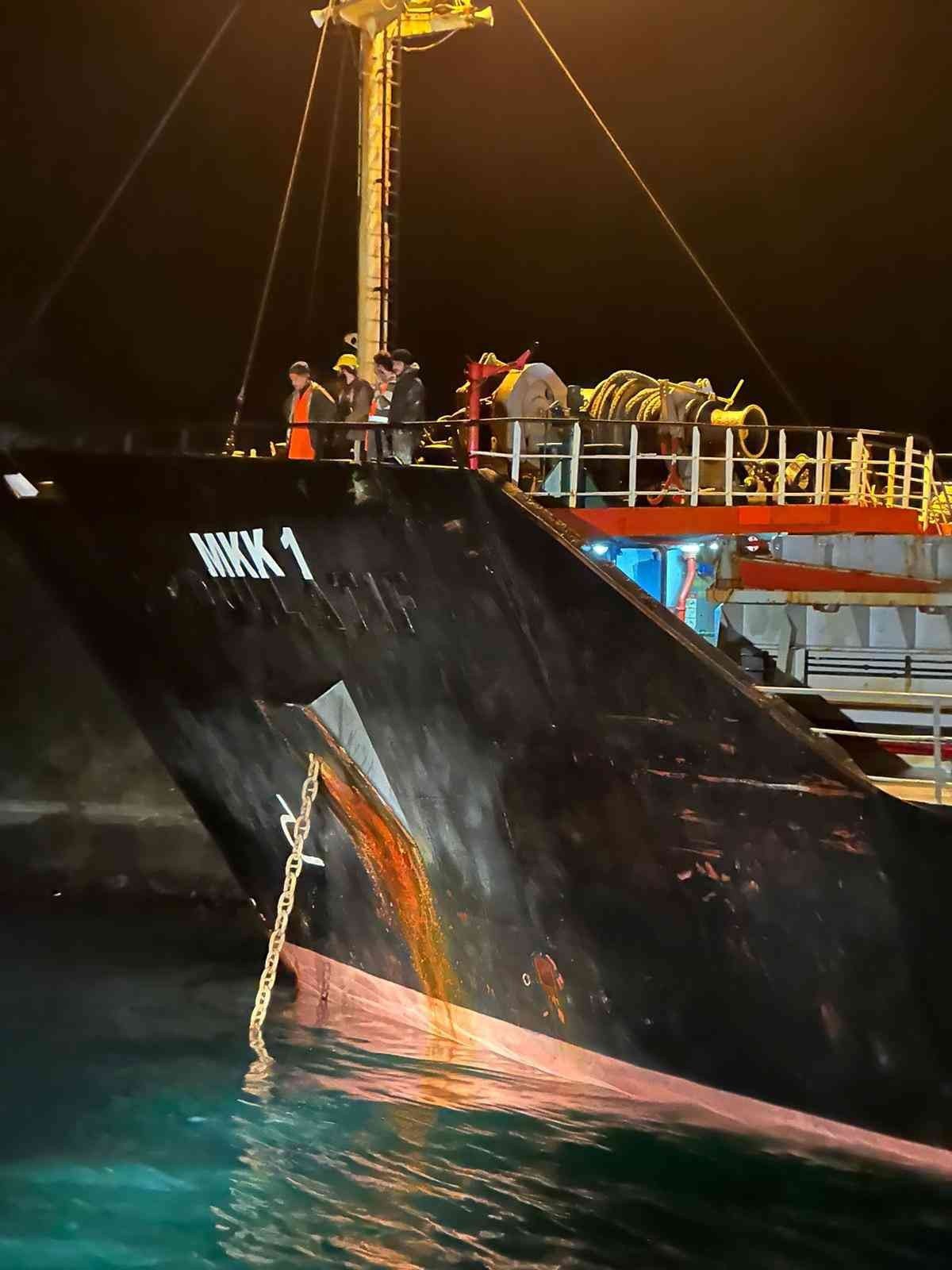 Yük gemisi karaya oturdu, Boğaz’da gemi trafiği askıya alındı