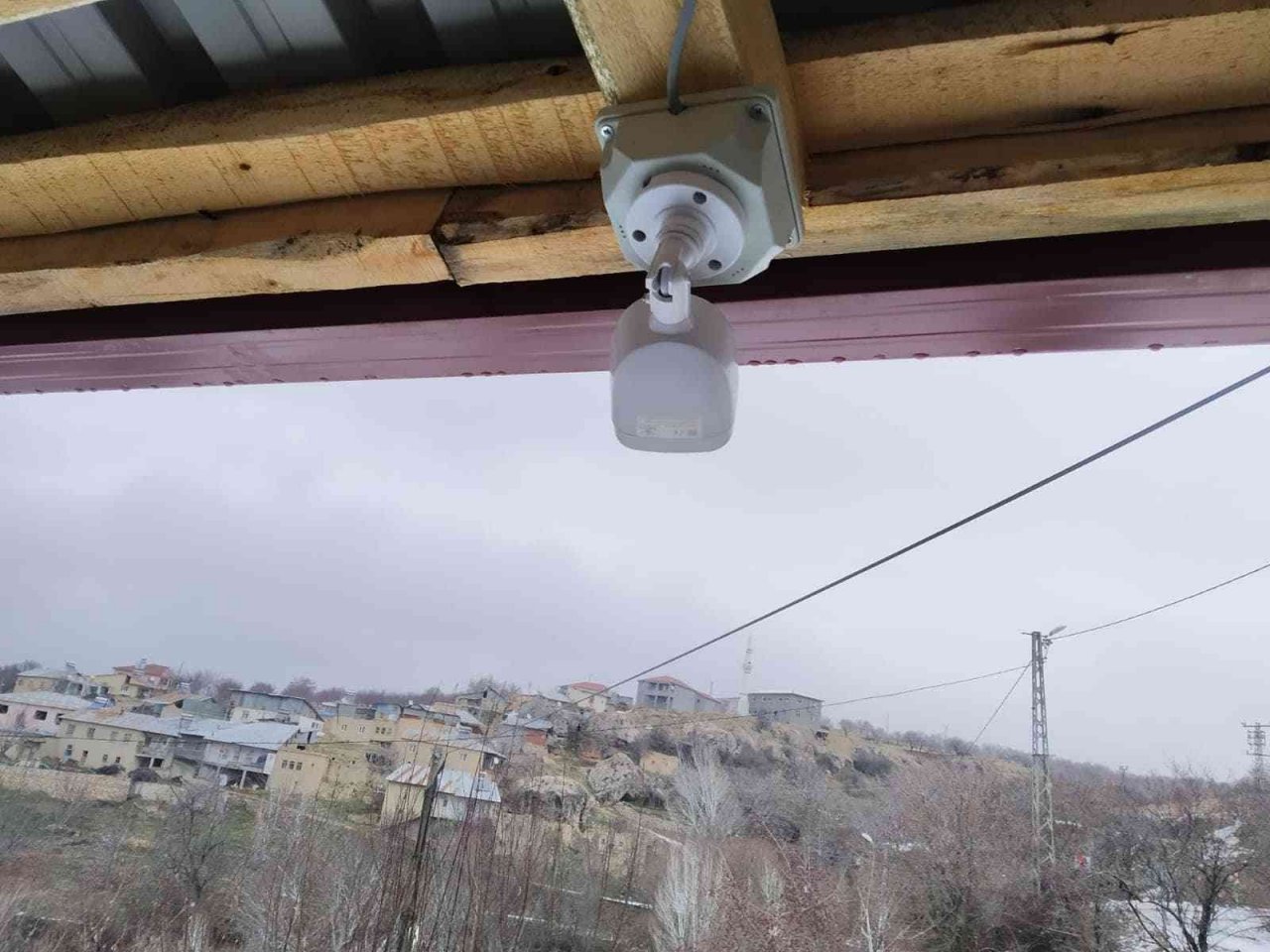 Köye güvenlik kamerası kurdular, 24 saat takip ediyorlar