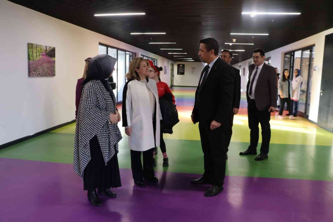 Bakan Yardımcısı Yavuz, büyükşehir tesislerine hayran kaldı