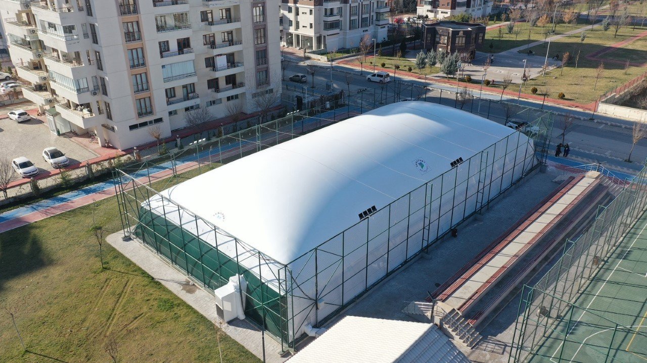 Gençlere kışında tenis oynama fırsatı