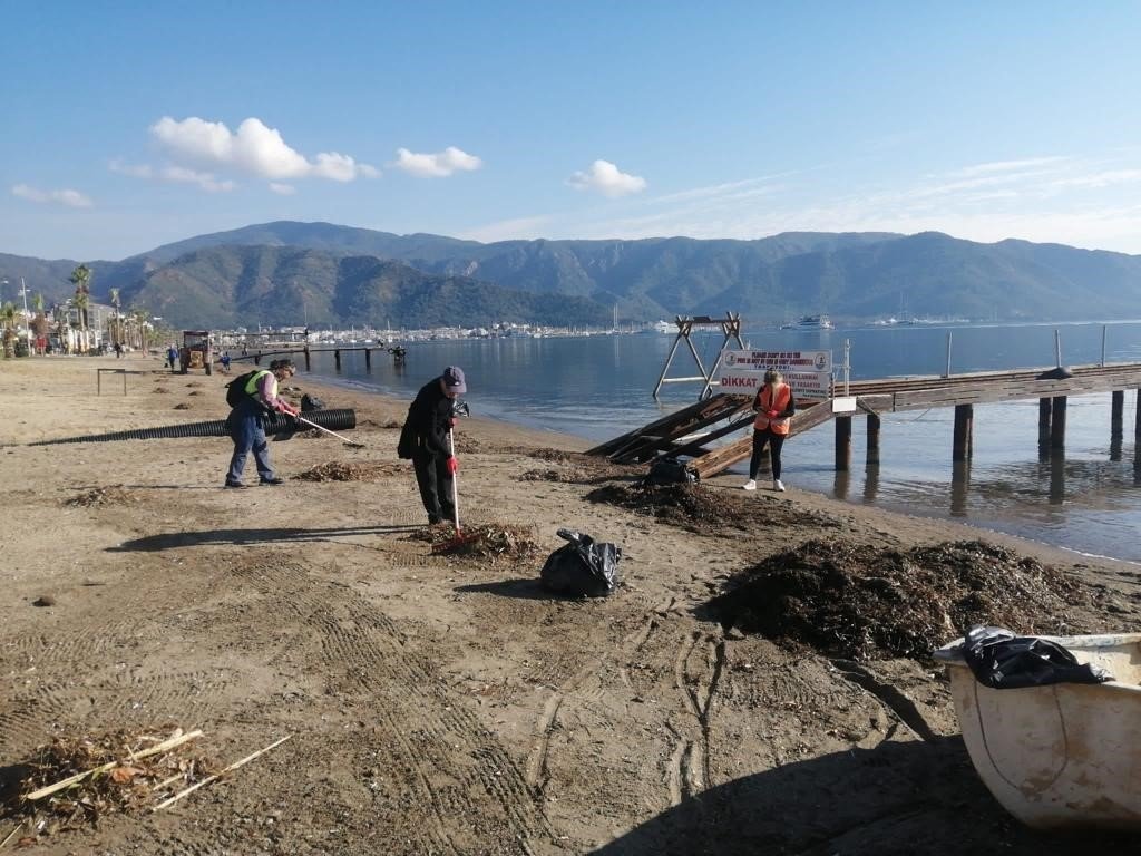 Marmaris sahilde temizlik çalışması yapıldı