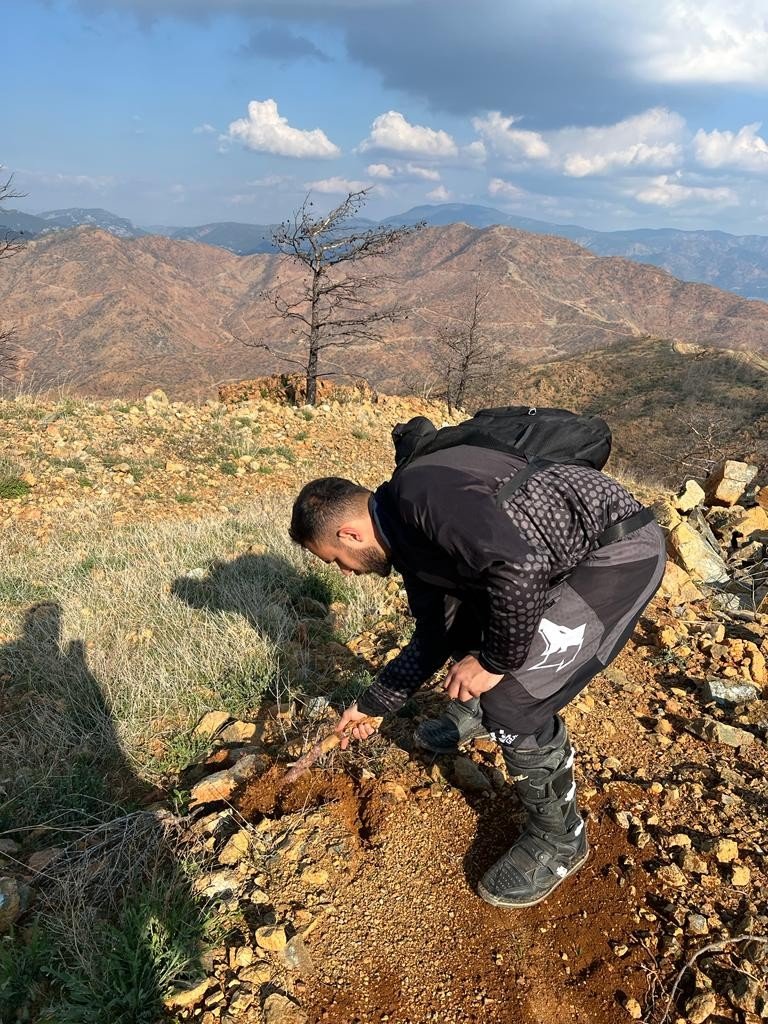 Marmaris’in zirvelerine motosikletleri ile çıkıp fidan diktiler