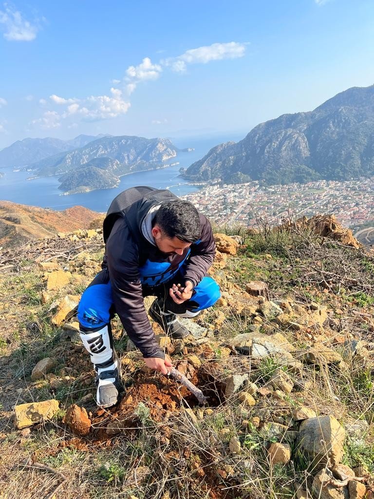 Marmaris’in zirvelerine motosikletleri ile çıkıp fidan diktiler