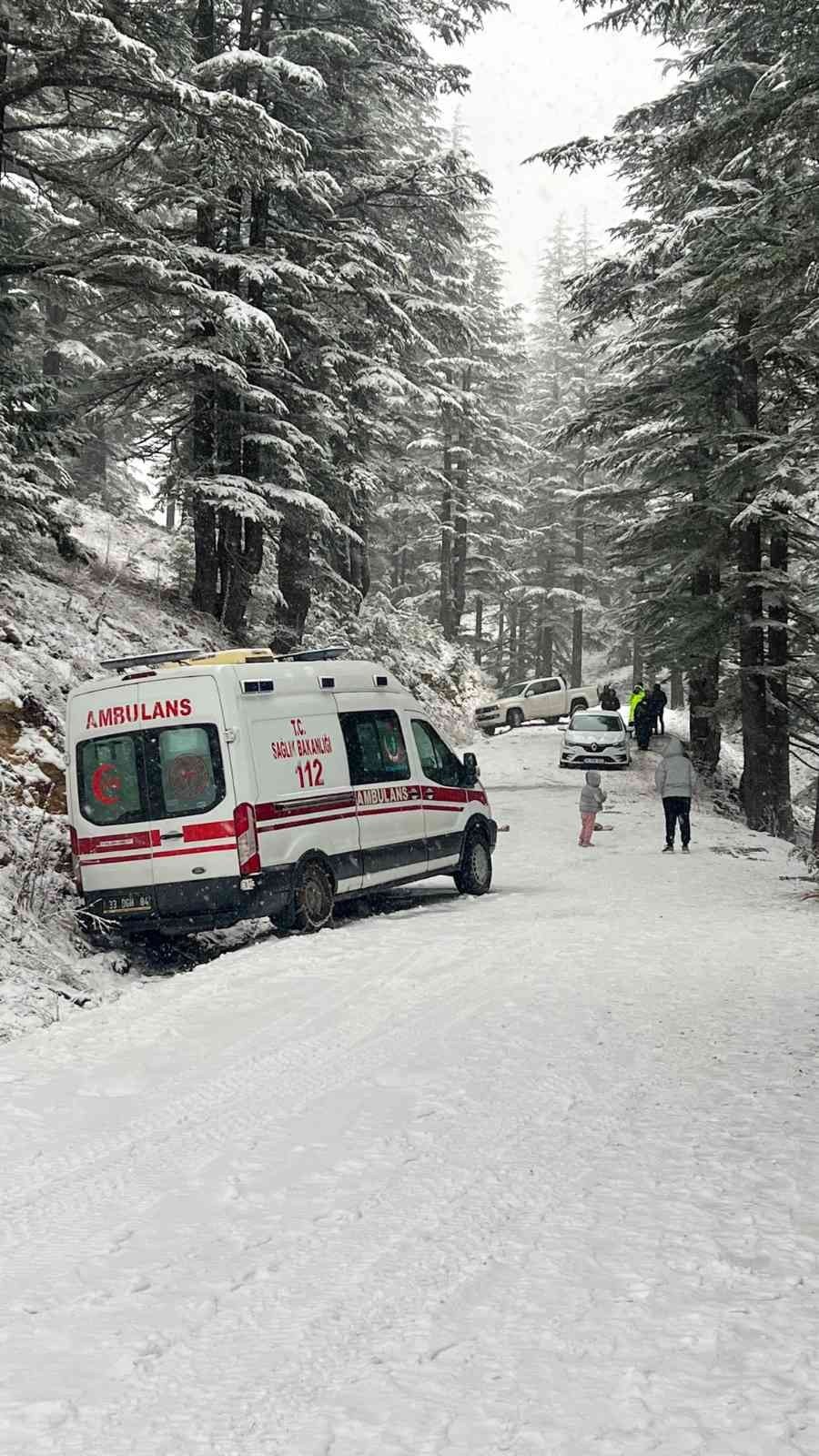 Karda mahsur kalan araçlar kurtarıldı