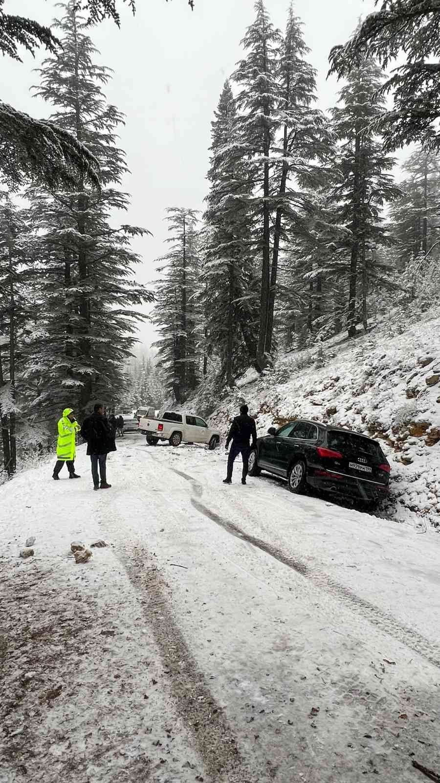 Karda mahsur kalan araçlar kurtarıldı