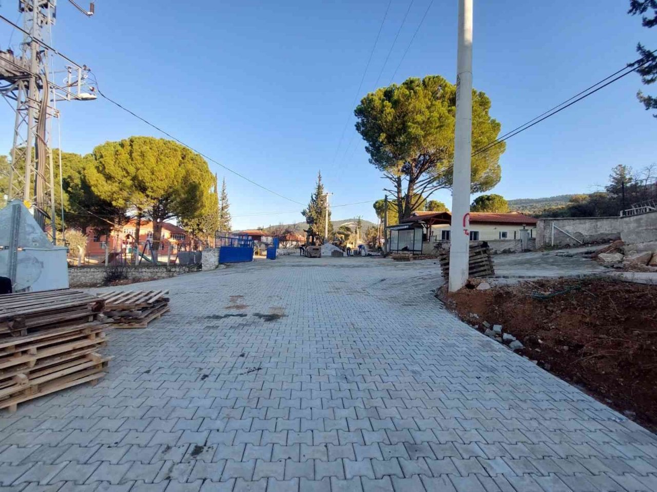 Kırsal mahallelerde yol çalışmaları sürüyor