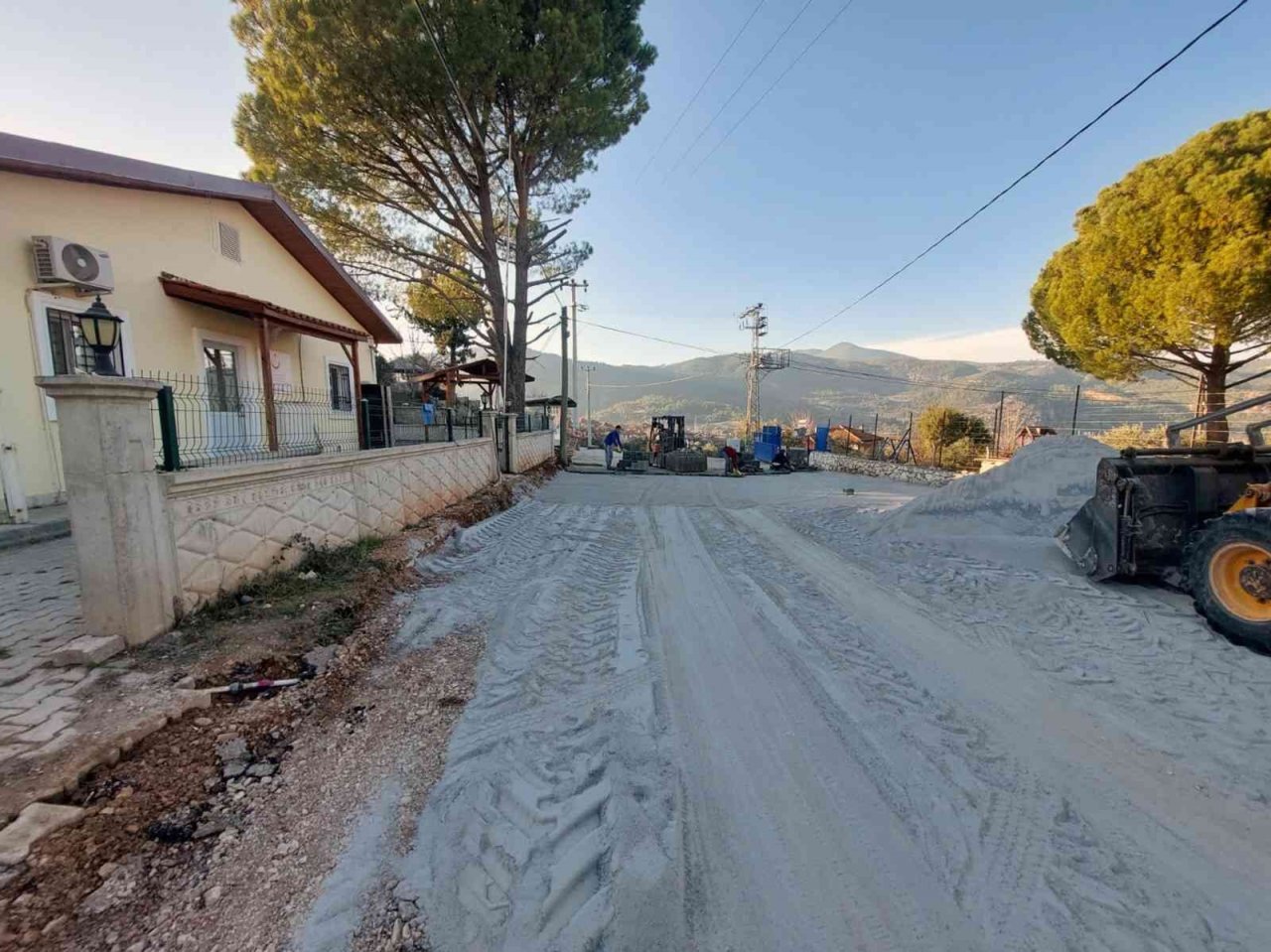 Kırsal mahallelerde yol çalışmaları sürüyor