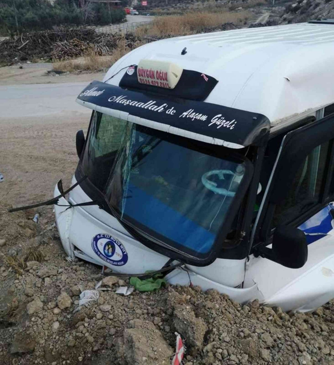 Freni boşalan öğrenci servisi toprak yığınına çarptı: 4 yaralı