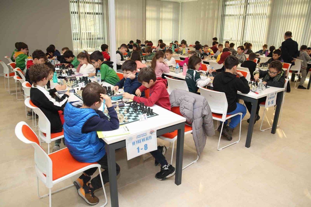 Satrançta hamleler şampiyonluk için yapıldı