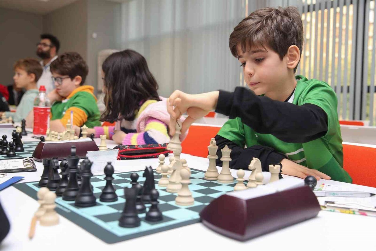 Satrançta hamleler şampiyonluk için yapıldı