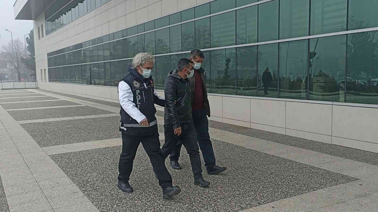 Minibüsten 12 kilo esrar çıktı: 2 gözaltı