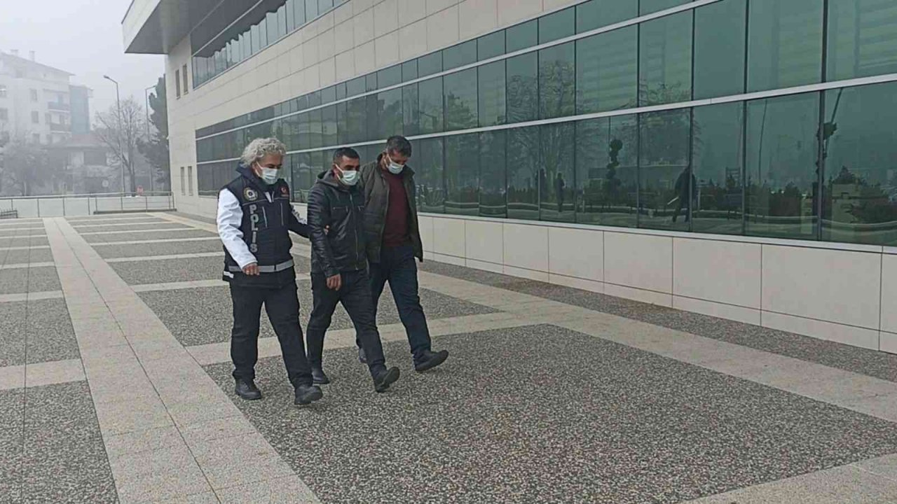 Minibüsten 12 kilo esrar çıktı: 2 gözaltı