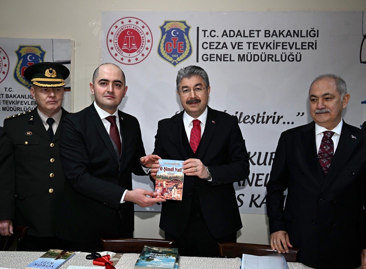 Osmaniye protokolünden kitap bağışı