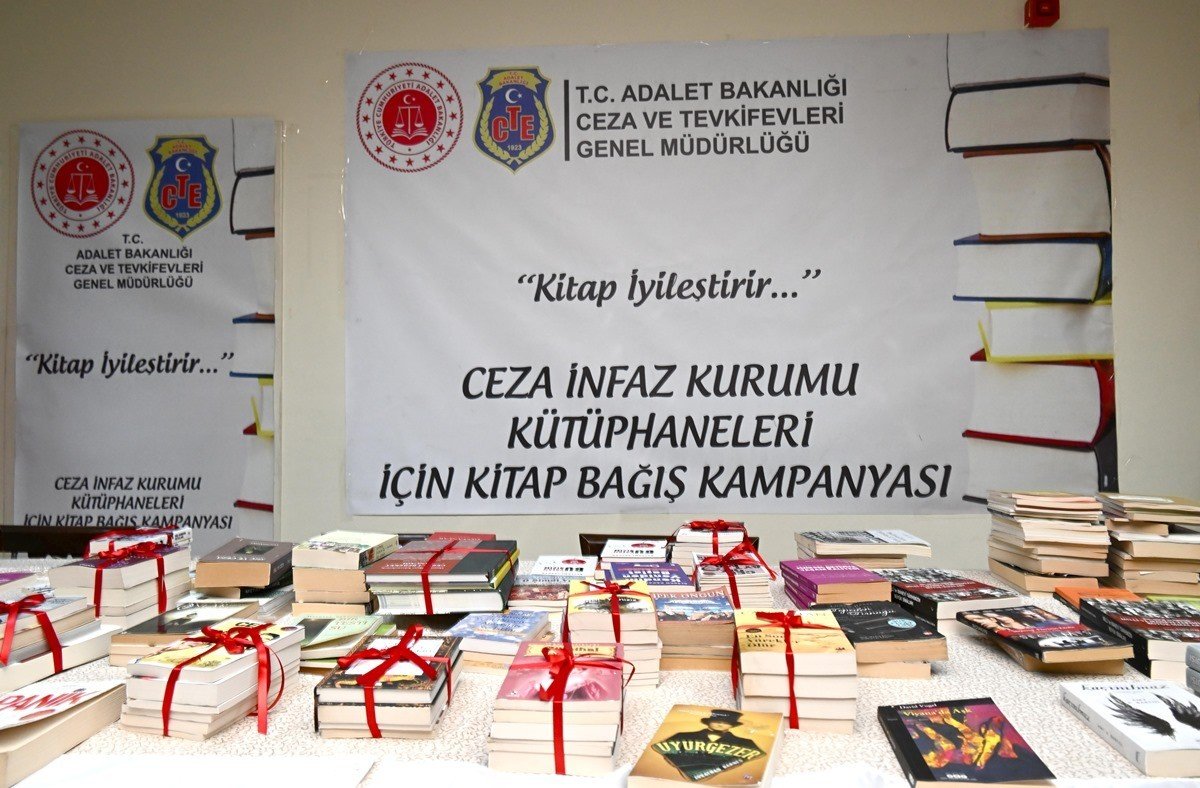 Osmaniye protokolünden kitap bağışı